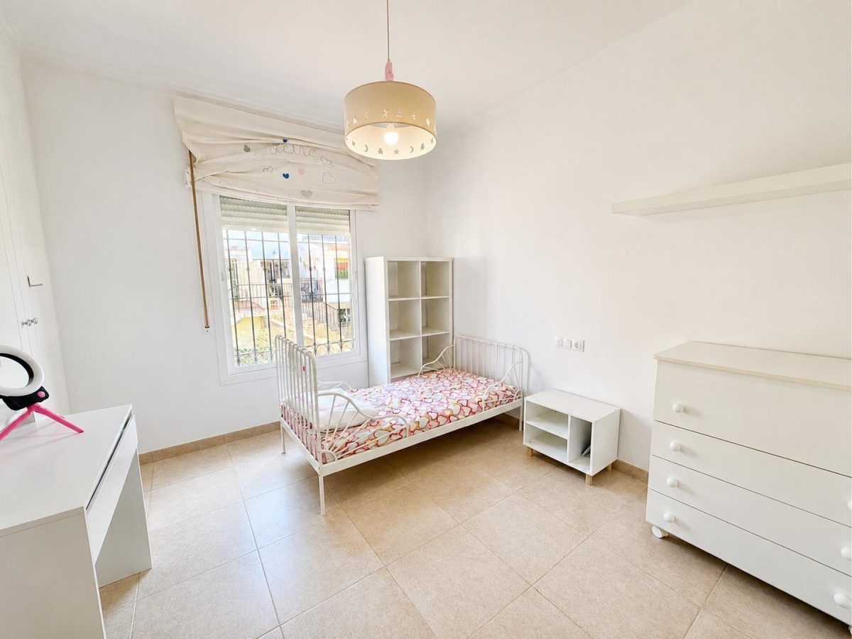 Casa/Chalet de 6 Dormitorios — Una Oportunidad Única en Alhaurín de la Torre — Foto 12