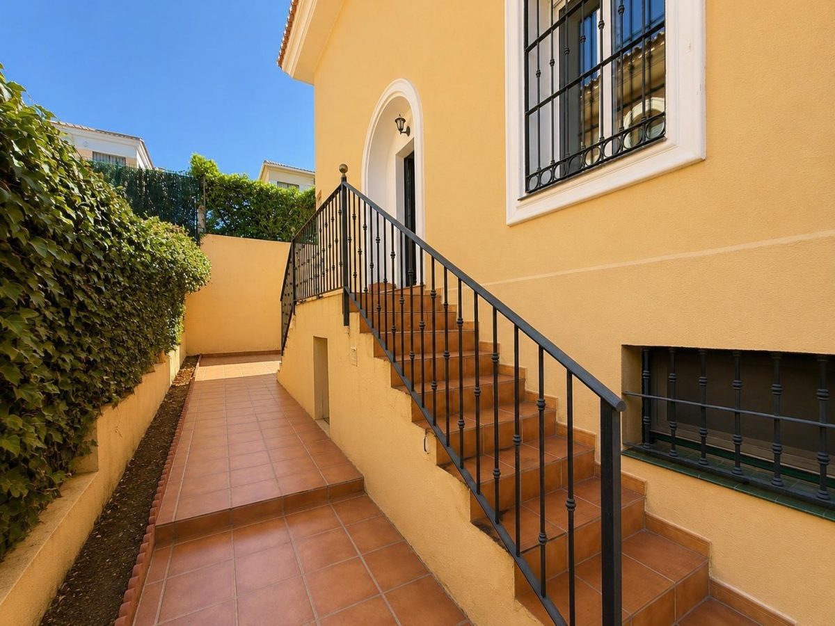 Casa/Chalet de 6 Dormitorios — Una Oportunidad Única en Alhaurín de la Torre — Foto 7