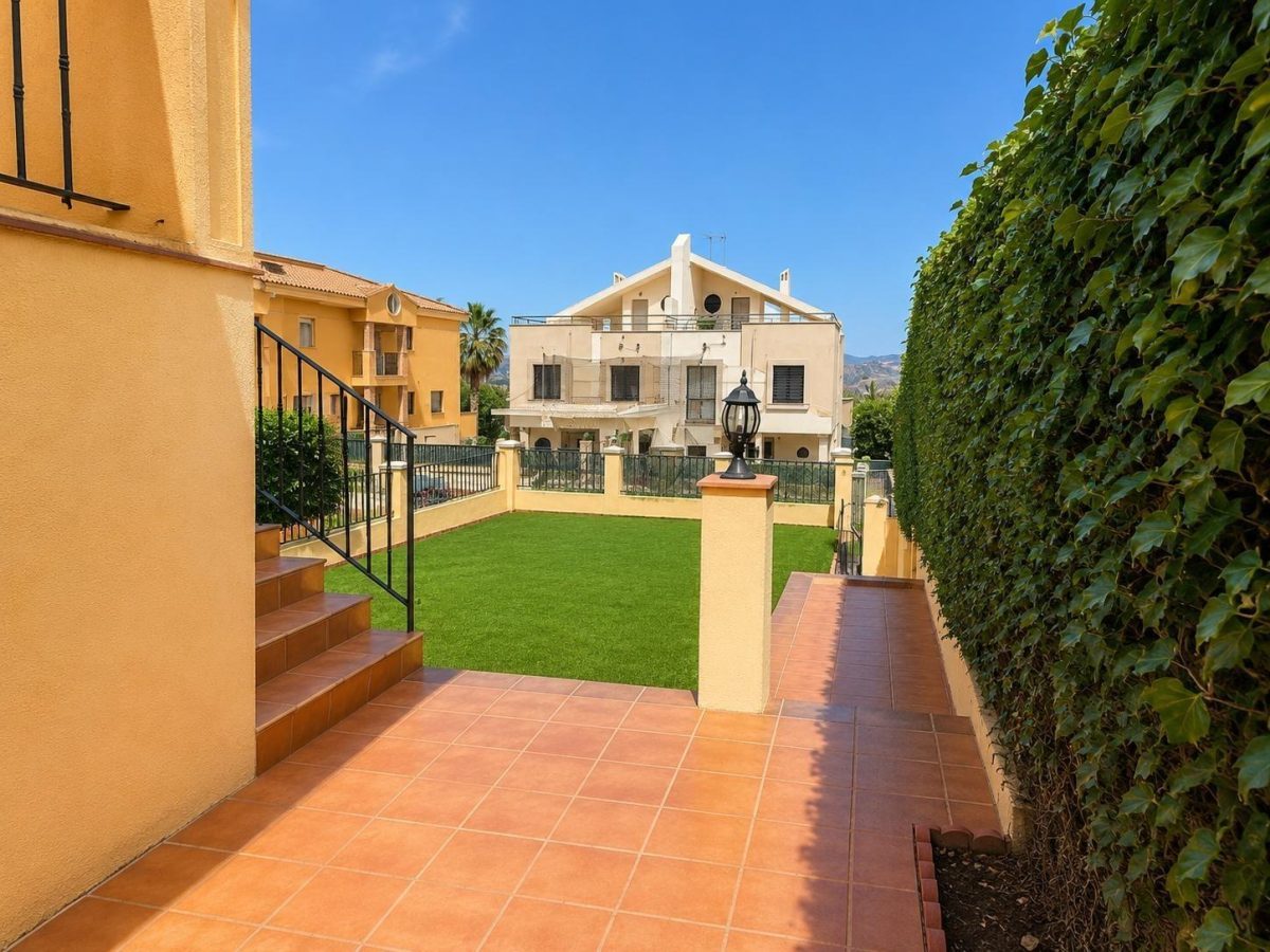 Casa/Chalet de 6 Dormitorios — Una Oportunidad Única en Alhaurín de la Torre — Foto 8