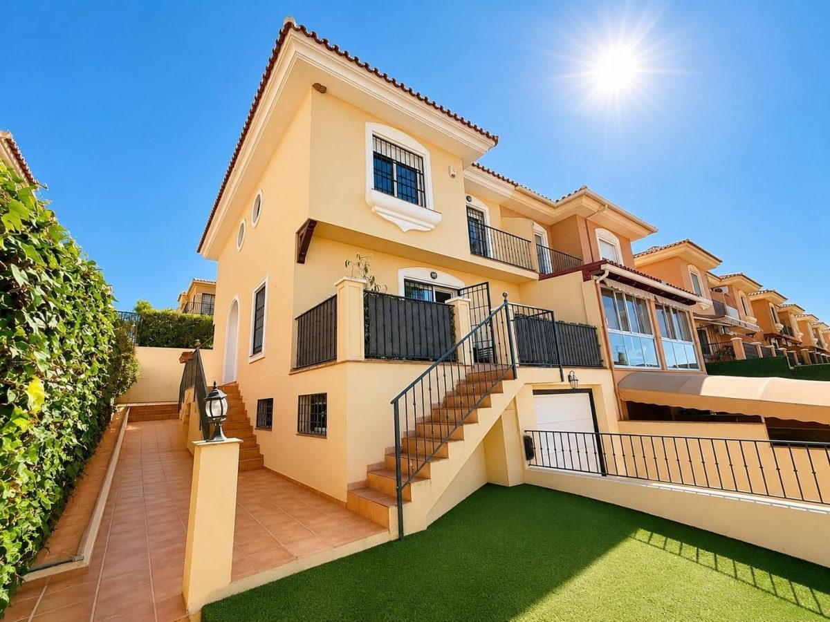 Casa/Chalet de 6 Dormitorios — Una Oportunidad Única en Alhaurín de la Torre — Foto 1
