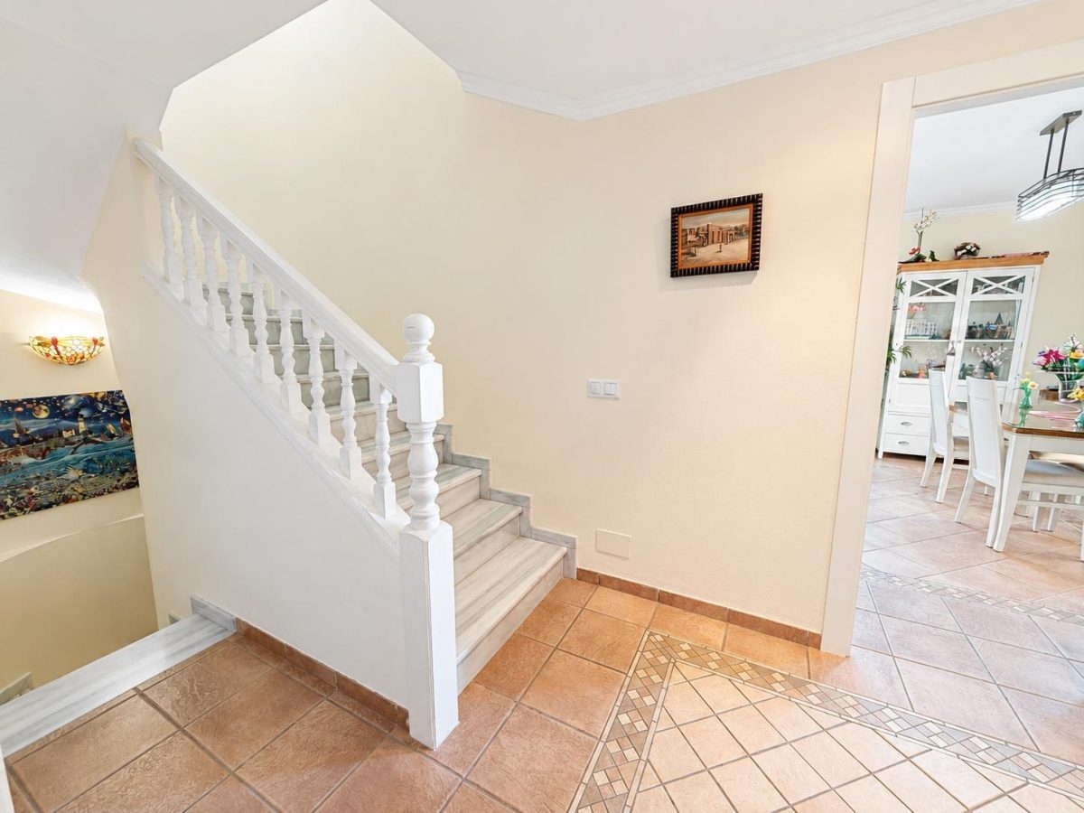 Casa/Chalet de 6 Dormitorios — Una Oportunidad Única en Alhaurín de la Torre — Foto 21