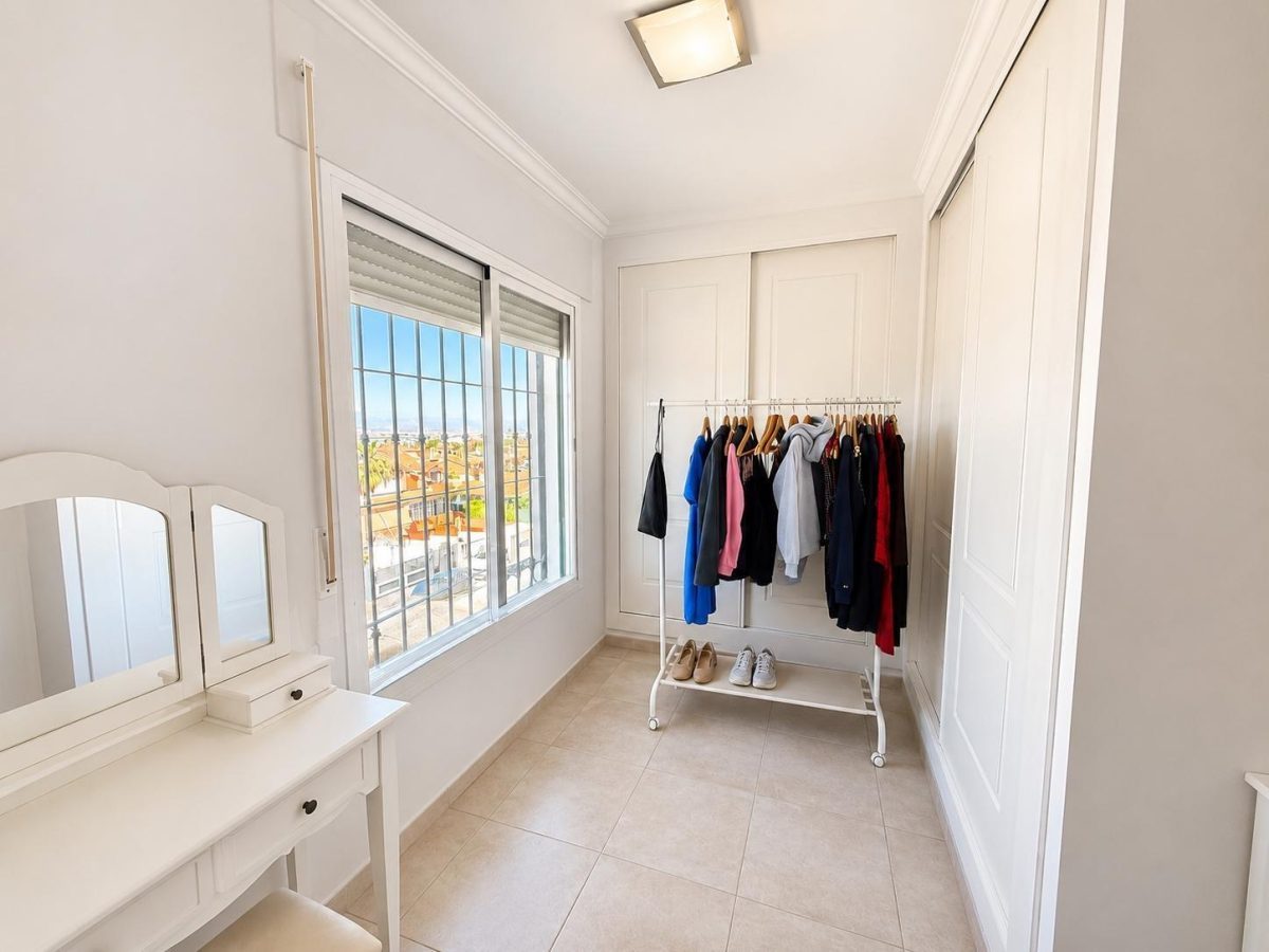Casa/Chalet de 6 Dormitorios — Una Oportunidad Única en Alhaurín de la Torre — Foto 15