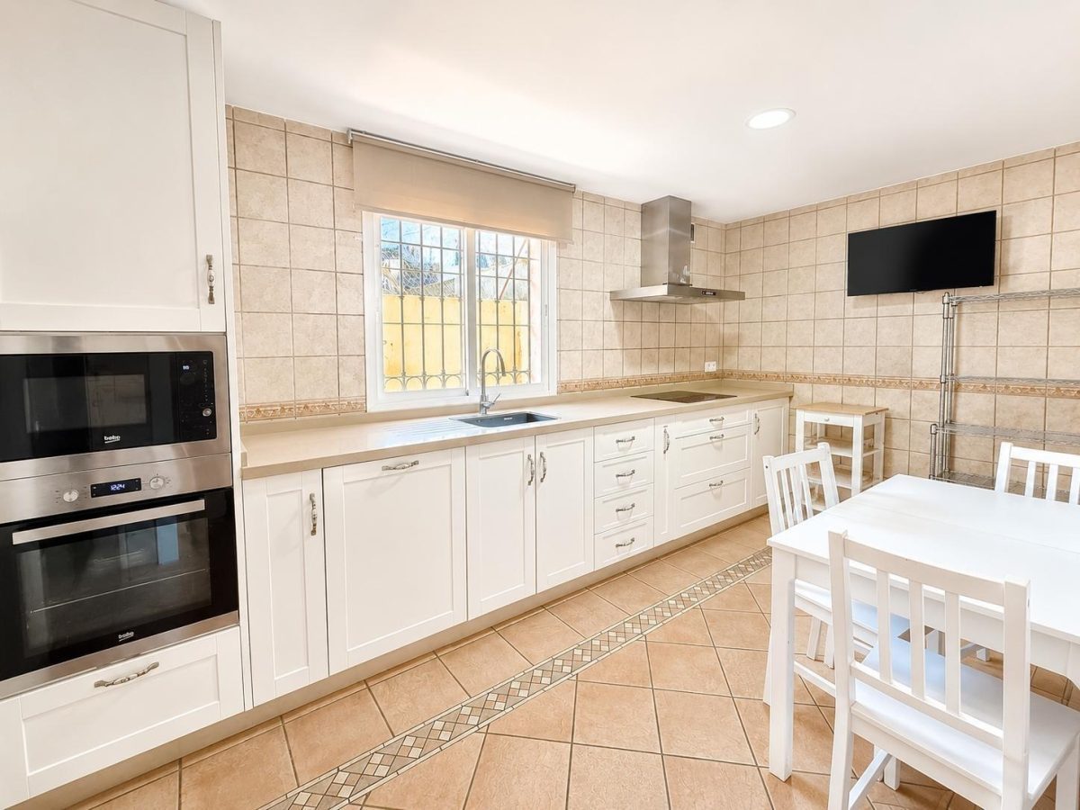 Casa/Chalet de 6 Dormitorios — Una Oportunidad Única en Alhaurín de la Torre — Foto 10