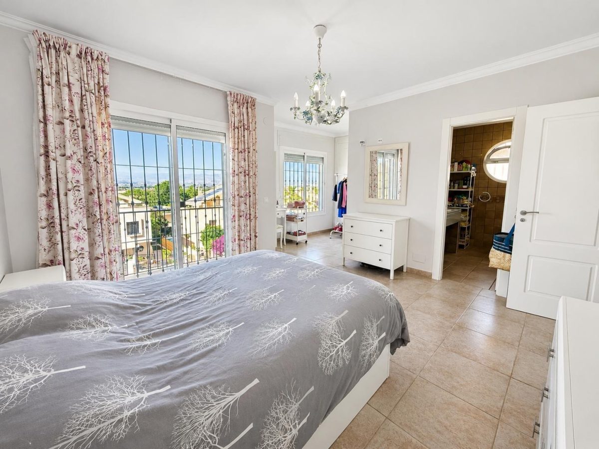 Casa/Chalet de 6 Dormitorios — Una Oportunidad Única en Alhaurín de la Torre — Foto 19