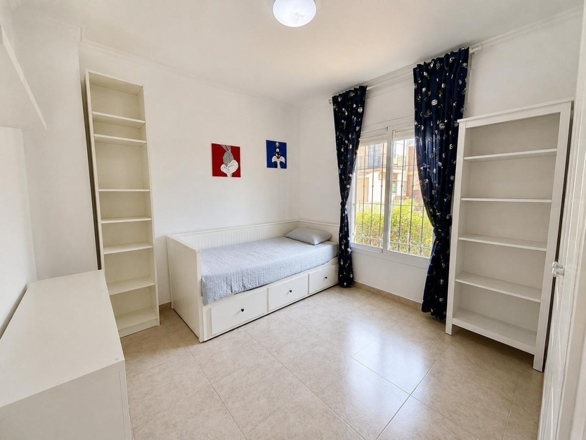 Casa/Chalet de 6 Dormitorios — Una Oportunidad Única en Alhaurín de la Torre — Foto 11