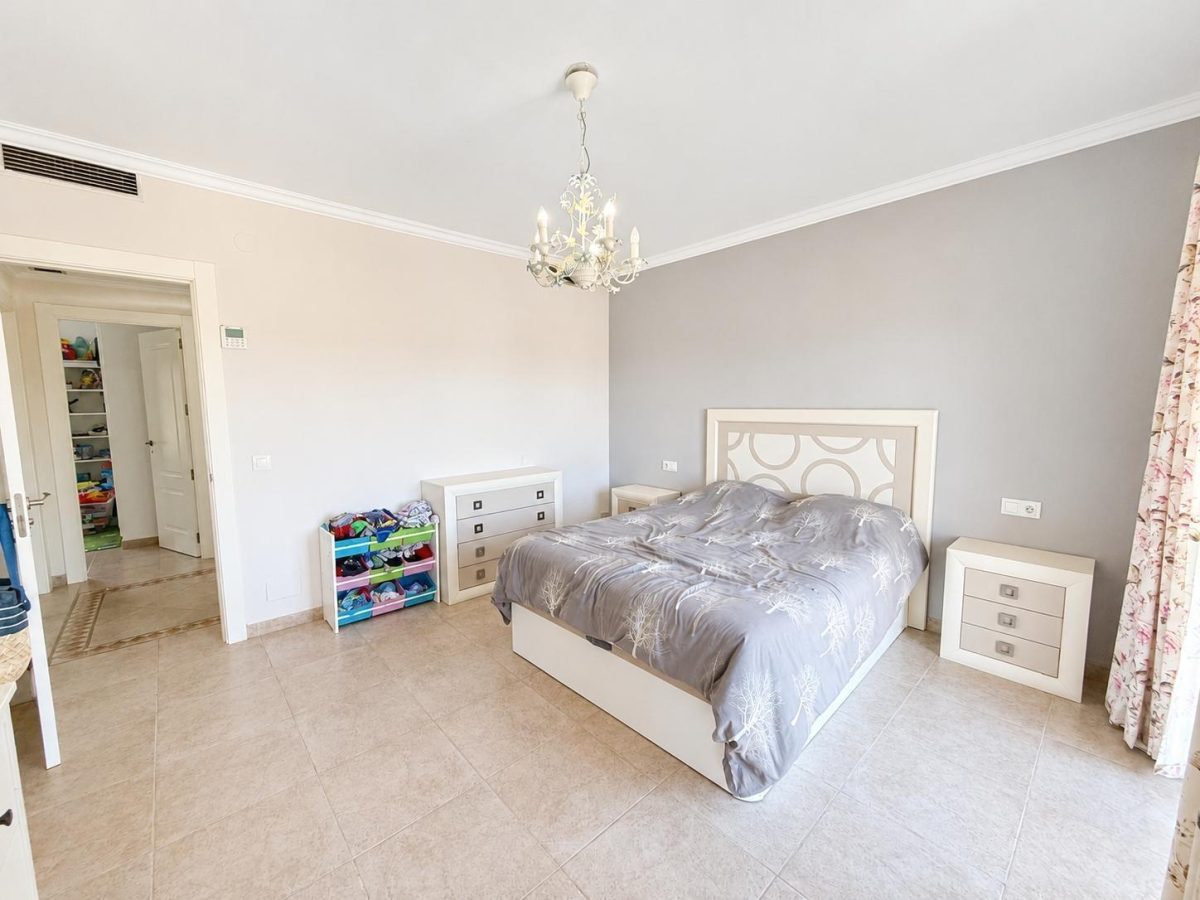 Casa/Chalet de 6 Dormitorios — Una Oportunidad Única en Alhaurín de la Torre — Foto 17