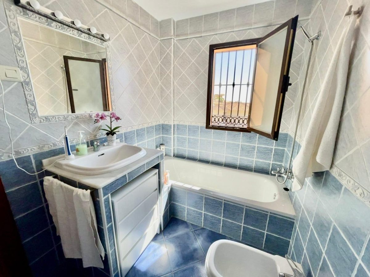 Villa de tres dormitorios con vistas al mar en Benalmádena, Costa del Sol — Foto 15
