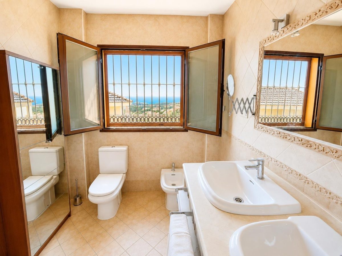 Villa de tres dormitorios con vistas al mar en Benalmádena, Costa del Sol — Foto 13