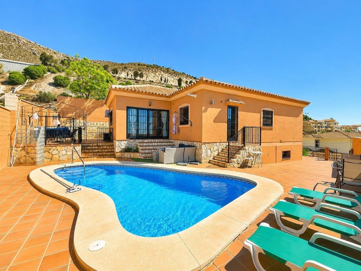 Villa de tres dormitorios con vistas al mar en Benalmádena, Costa del Sol — Foto 2