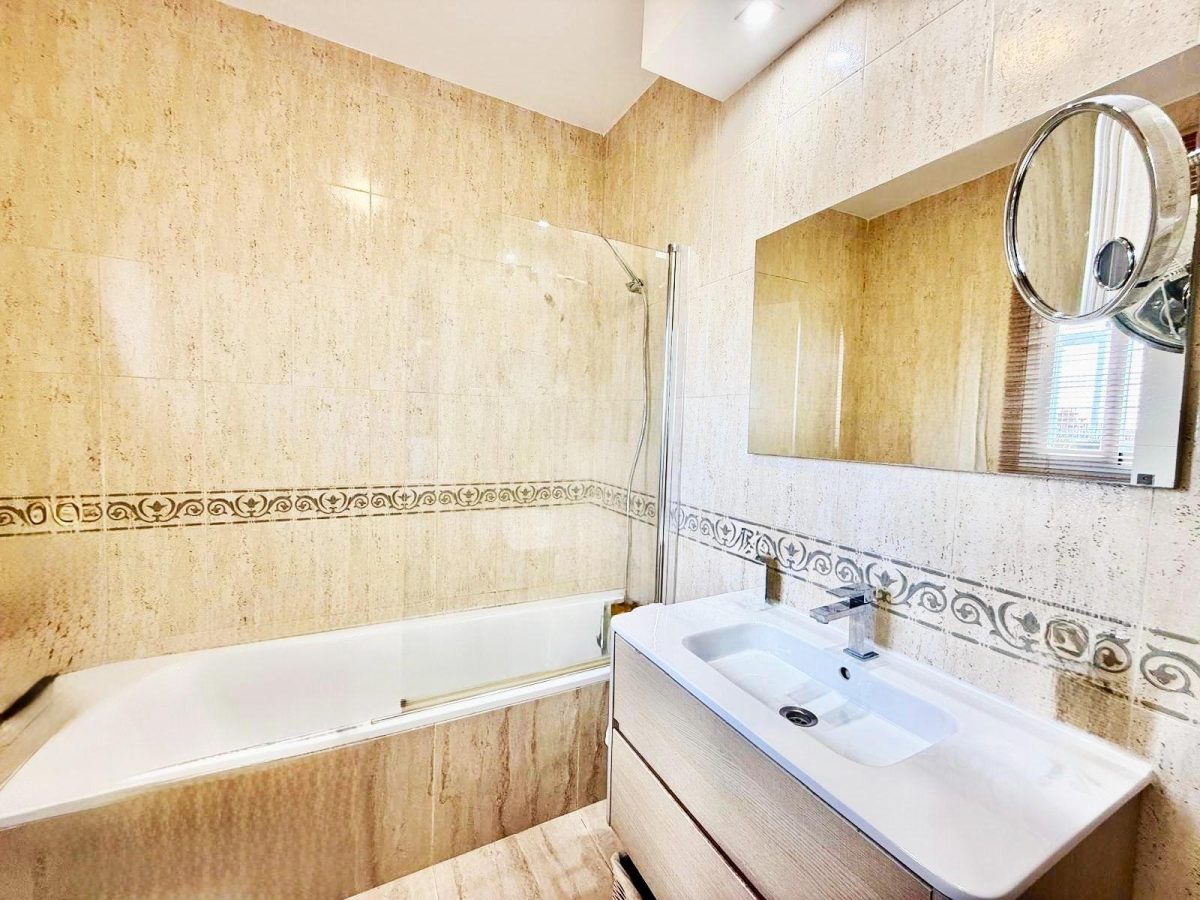 Atico de 3 habitaciones con vistas al mar en  Benalmádena, Costa del Sol — Foto 23