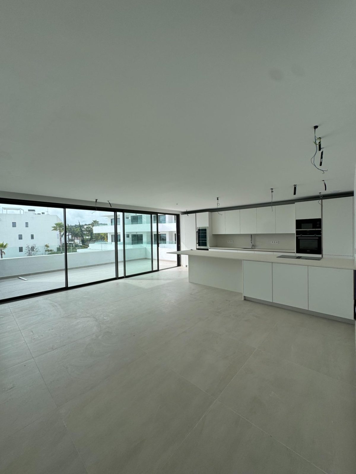 Exclusivo apartamento de lujo en  Estepona | 3 dormitorios, vistas al mar y a la montaña. — Foto 9