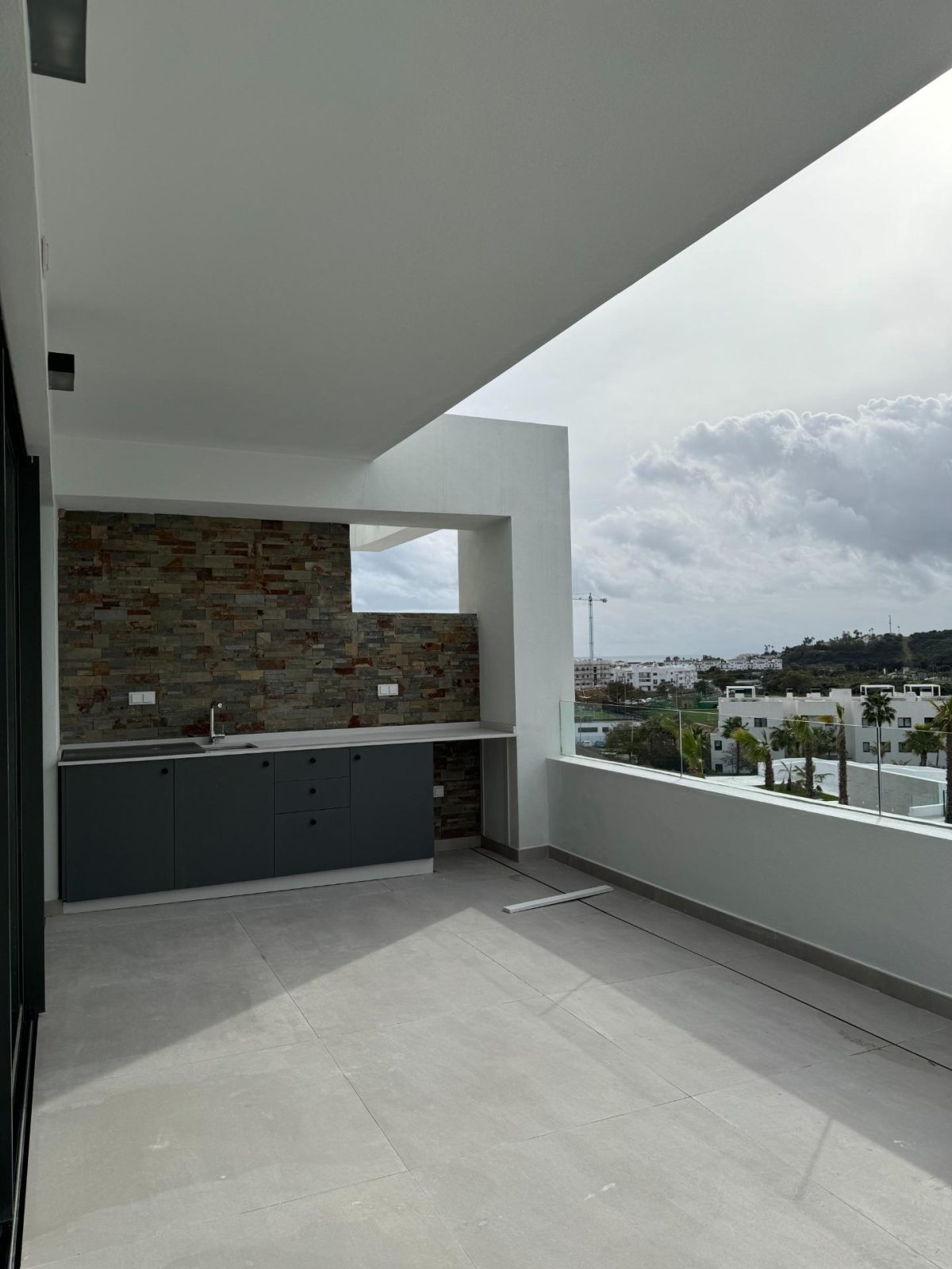 Exclusivo apartamento de lujo en  Estepona | 3 dormitorios, vistas al mar y a la montaña. — Foto 24