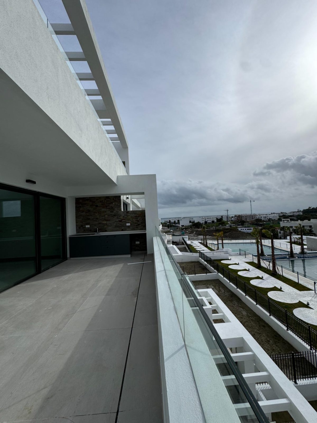 Exclusivo apartamento de lujo en  Estepona | 3 dormitorios, vistas al mar y a la montaña. — Foto 26