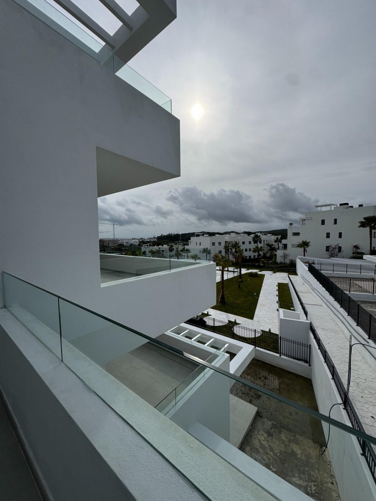 Exclusivo apartamento de lujo en  Estepona | 3 dormitorios, vistas al mar y a la montaña. — Foto 19