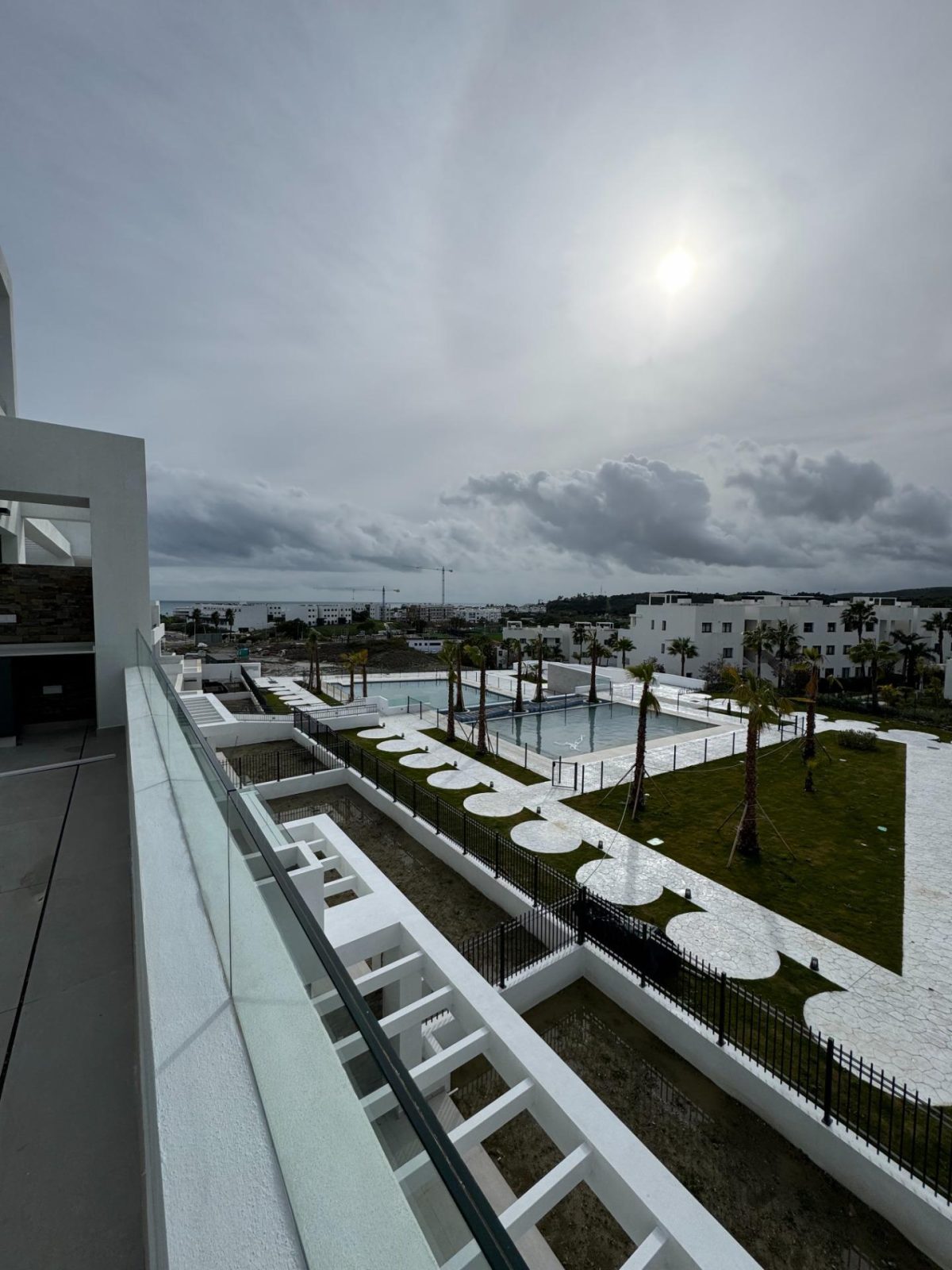 Exclusivo apartamento de lujo en  Estepona | 3 dormitorios, vistas al mar y a la montaña. — Foto 4
