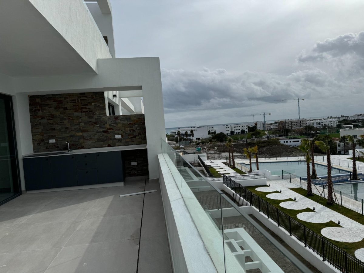 Exclusivo apartamento de lujo en  Estepona | 3 dormitorios, vistas al mar y a la montaña. — Foto 3