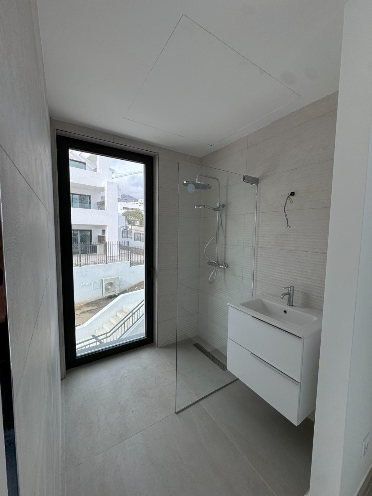Exclusivo apartamento de lujo en  Estepona | 3 dormitorios, vistas al mar y a la montaña. — Foto 14