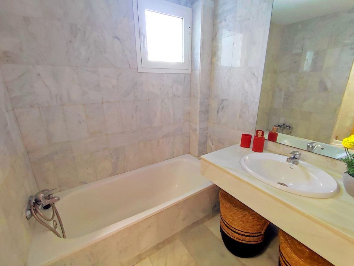 ELEGANTE APARTAMENTO EN LA URBANIZACION LOS NARANJOS  MARBELLA — Foto 21