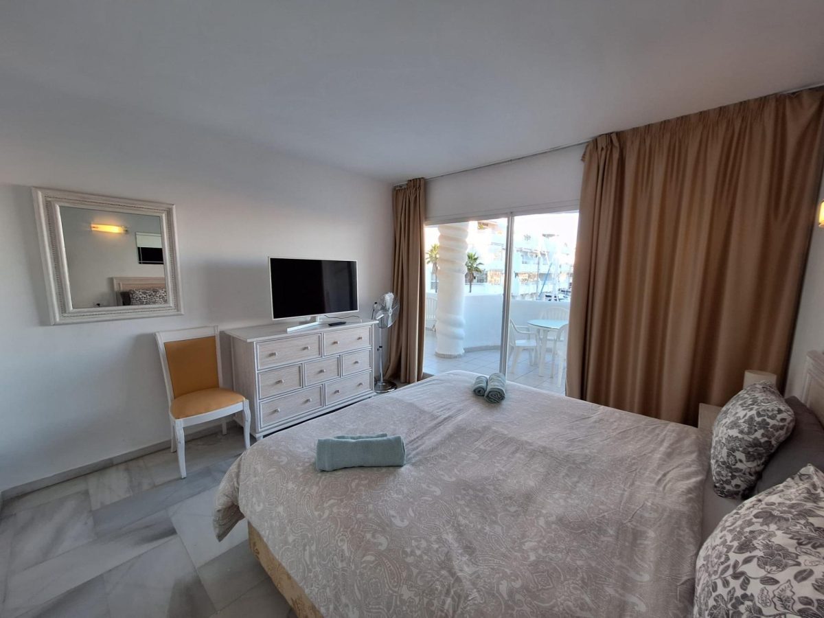 Piso con vistas al mar en Puerto Marina, Benalmádena, Costa del Sol — Foto 24