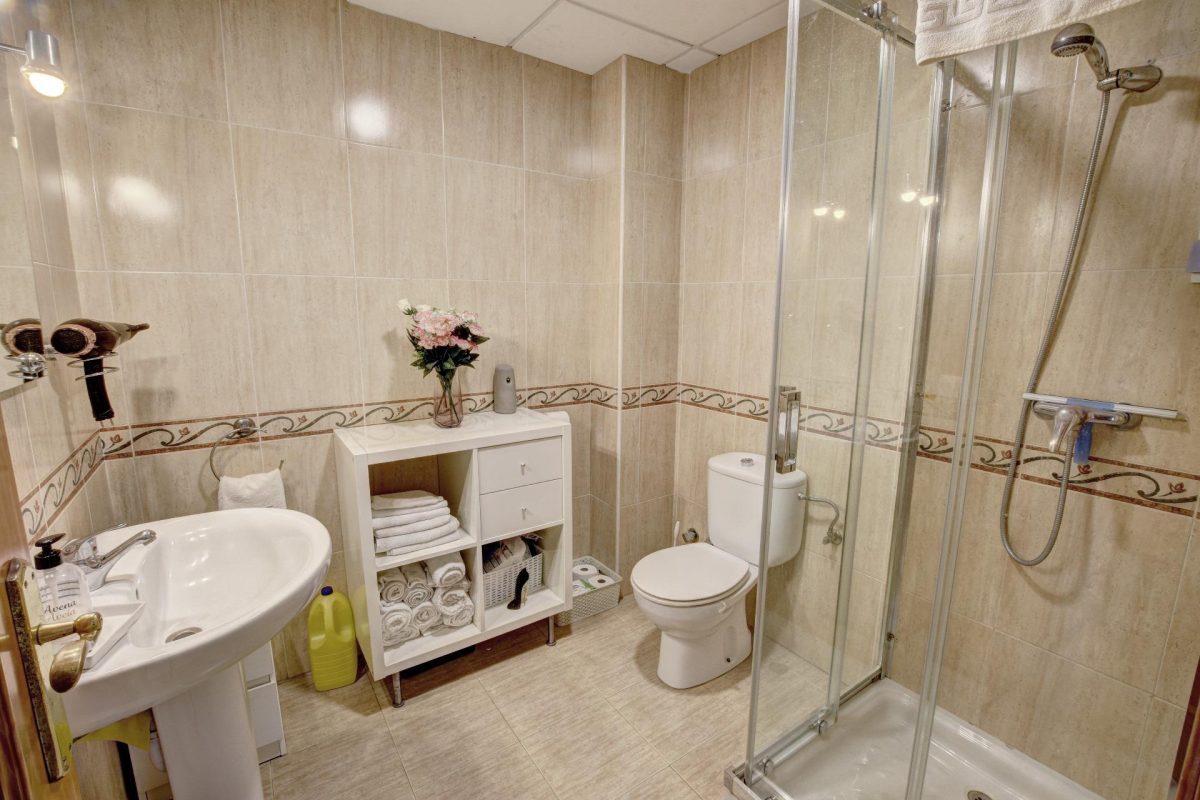 Casa de 6 Dormitorios a 400metros de la Playa y comodidades! — Foto 18