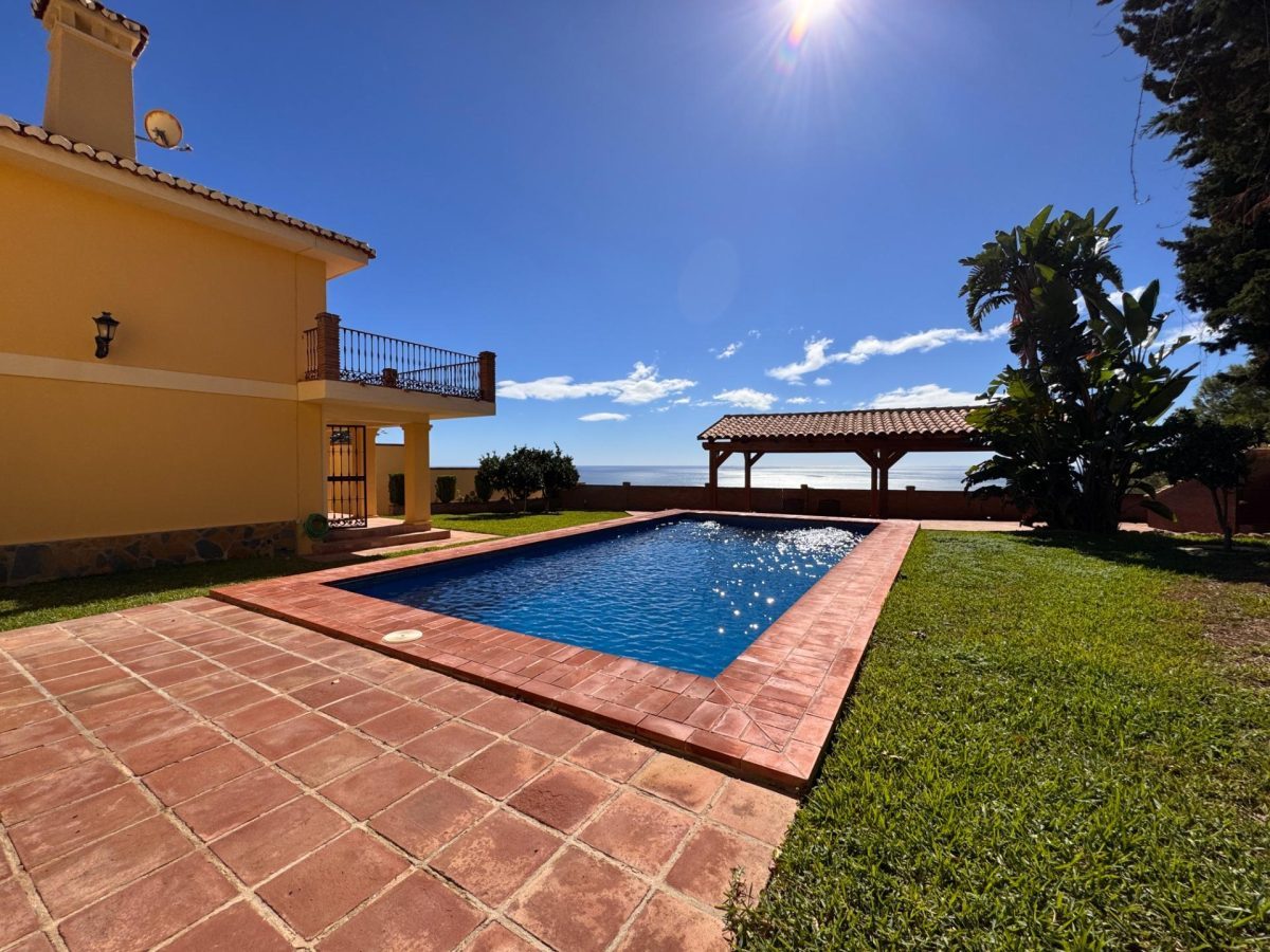 Villa de 3 dormitorios con vistas al mar en Benalmádena Costa — Foto 2