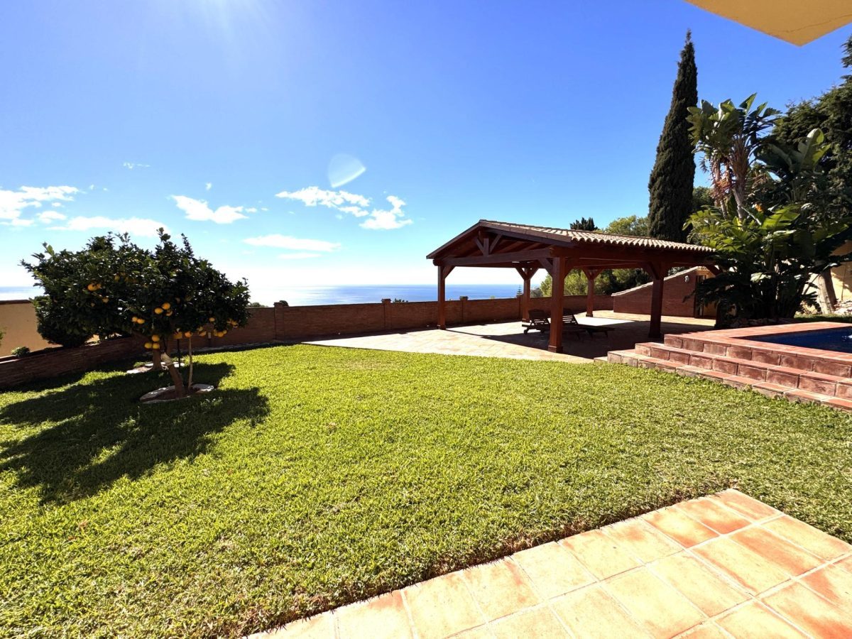 Villa de 3 dormitorios con vistas al mar en Benalmádena Costa — Foto 1