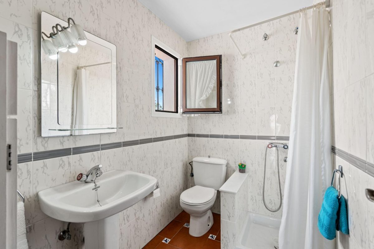 Villa de 5 dormitorios en Arroyo de la Miel, Benalmádena, Costa del Sol — Foto 11