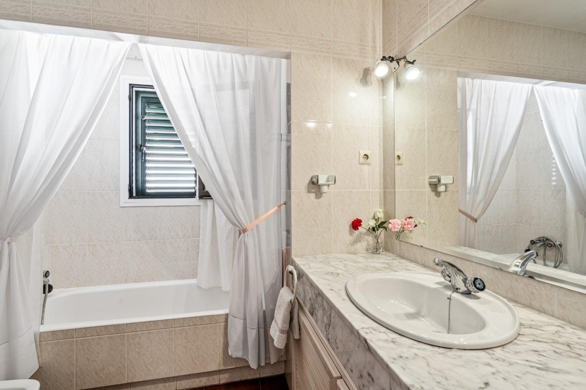 Villa de 5 dormitorios en Arroyo de la Miel, Benalmádena, Costa del Sol — Foto 17