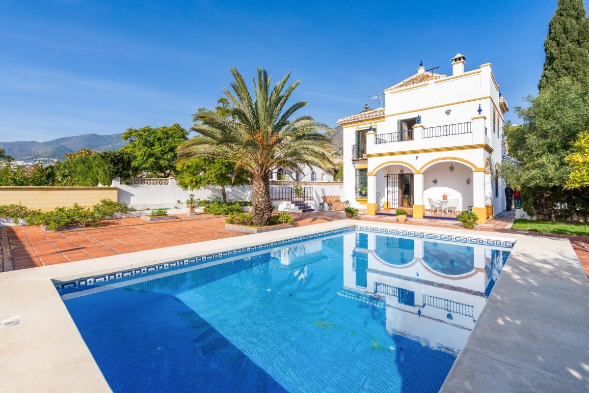 Villa de 5 dormitorios en Arroyo de la Miel, Benalmádena, Costa del Sol — Foto 1