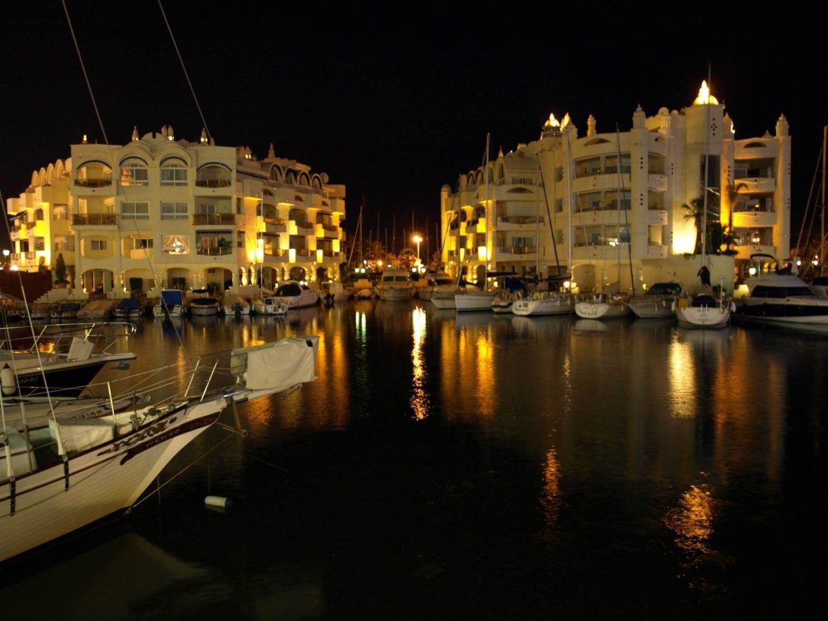 Garaje en Puerto Marina Benalmádena: Ubicación Premium y Máxima Comodidad — Foto 3