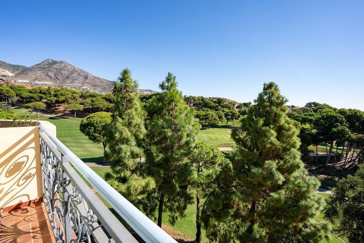 Estupendo Ático dúplex encastrado entre el golf y el mar con vistas de montaña — Foto 9