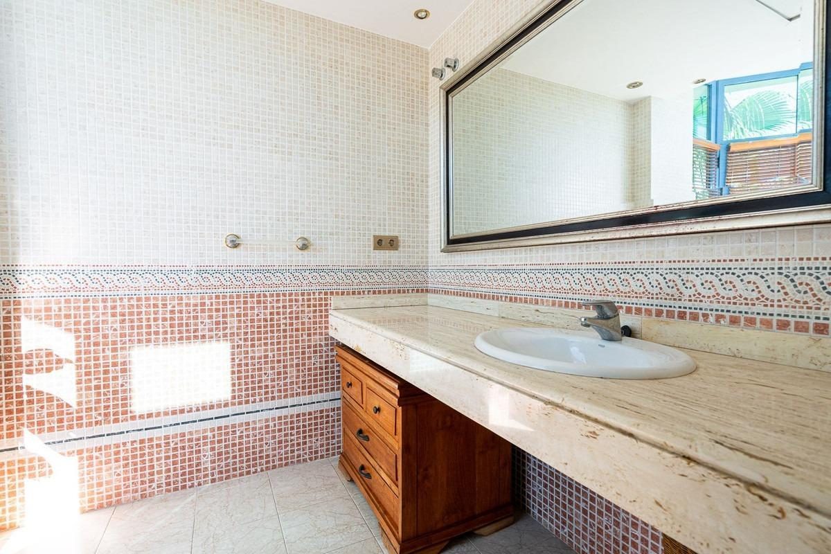 Estupendo Ático dúplex encastrado entre el golf y el mar con vistas de montaña — Foto 30