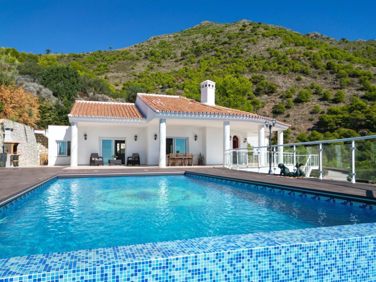 VILLA DE LUJO CON PISCINA INFINITY EN MIJAS — Foto 2