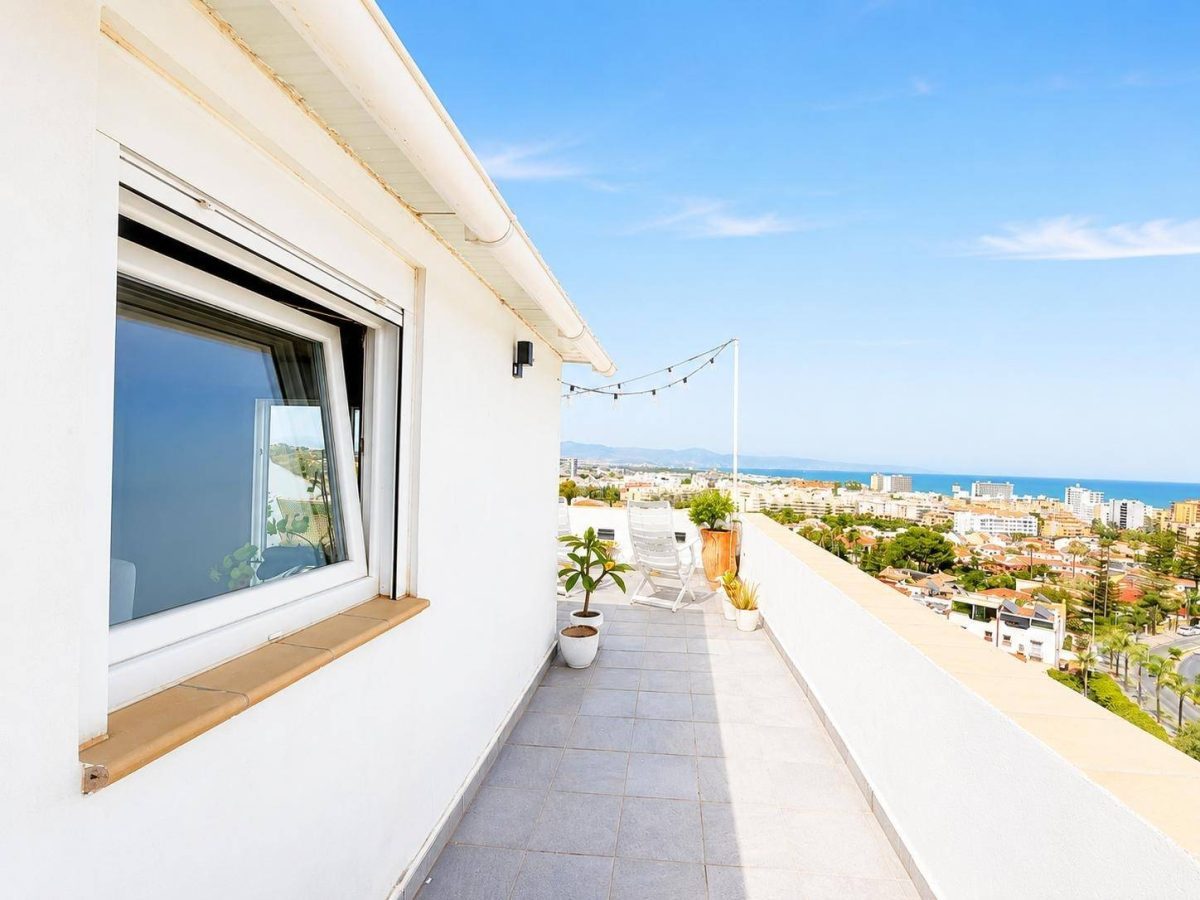 Ático dúplex de dos dormitorios con vistas al mar en Torremolinos, Costa del Sol — Foto 3