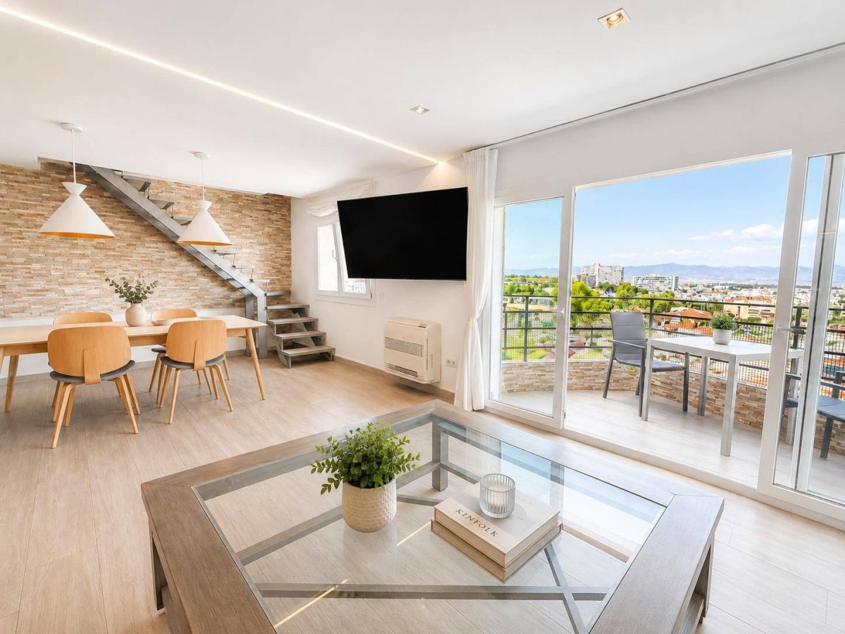 Ático dúplex de dos dormitorios con vistas al mar en Torremolinos, Costa del Sol — Foto 9