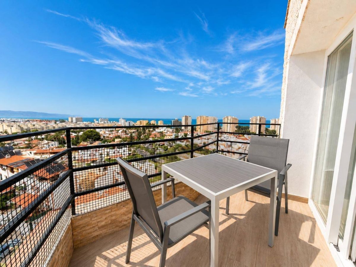 Ático dúplex de dos dormitorios con vistas al mar en Torremolinos, Costa del Sol — Foto 10