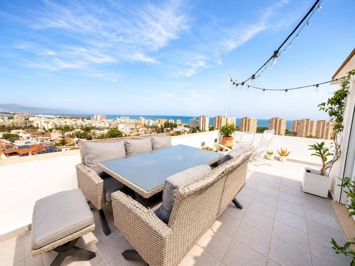 Ático dúplex de dos dormitorios con vistas al mar en Torremolinos, Costa del Sol — Foto 2