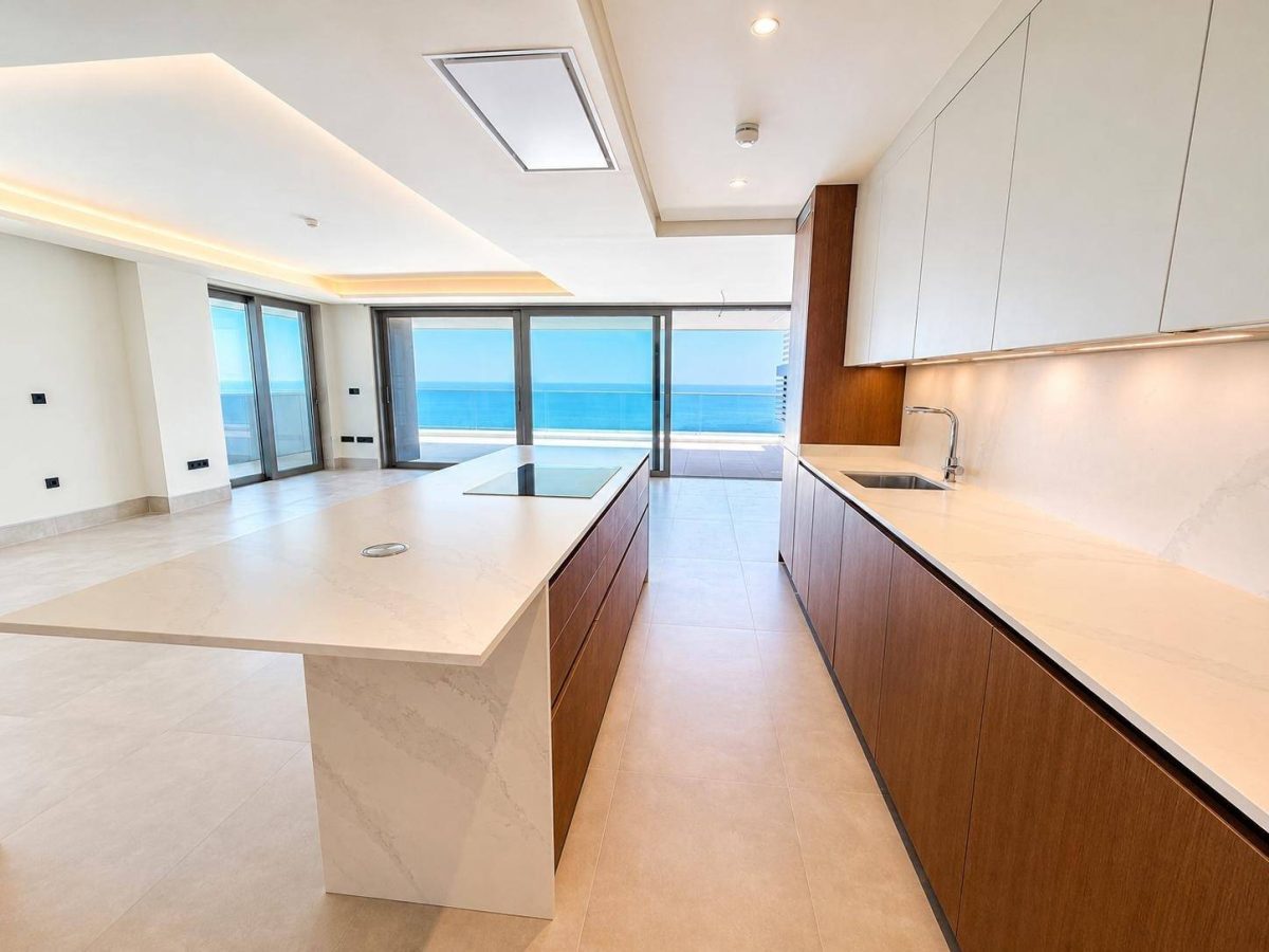 Exclusivo piso en esquina de 4 dormitorios con vistas panorámicas al mar en Málaga Towers, Costa del Sol — Foto 9