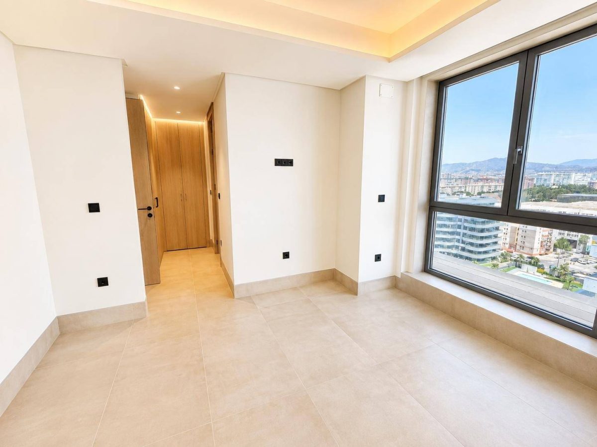 Exclusivo piso en esquina de 4 dormitorios con vistas panorámicas al mar en Málaga Towers, Costa del Sol — Foto 19