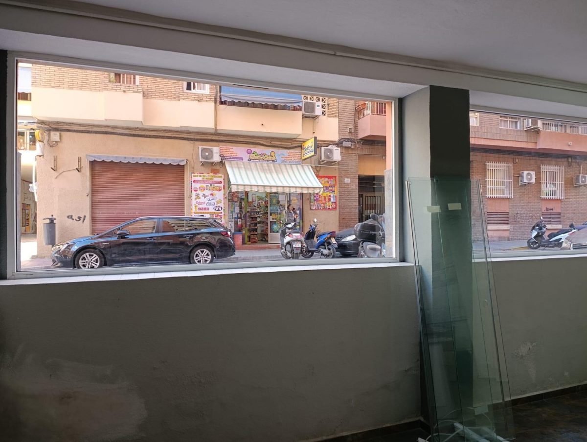 Amplio Local Comercial en el Bulevar del Pla, Alicante — Foto 11
