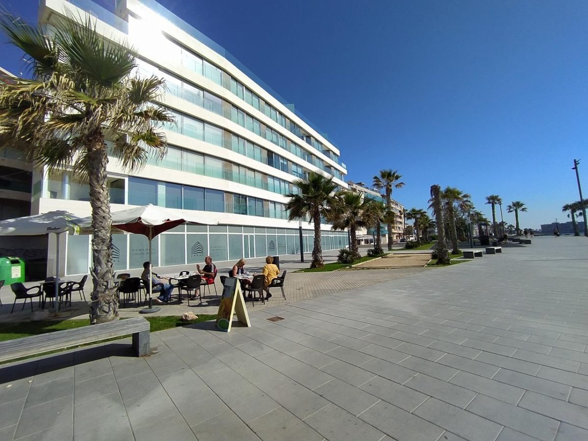 Impresionante local en la mejor zona de Torrevieja — Foto 1