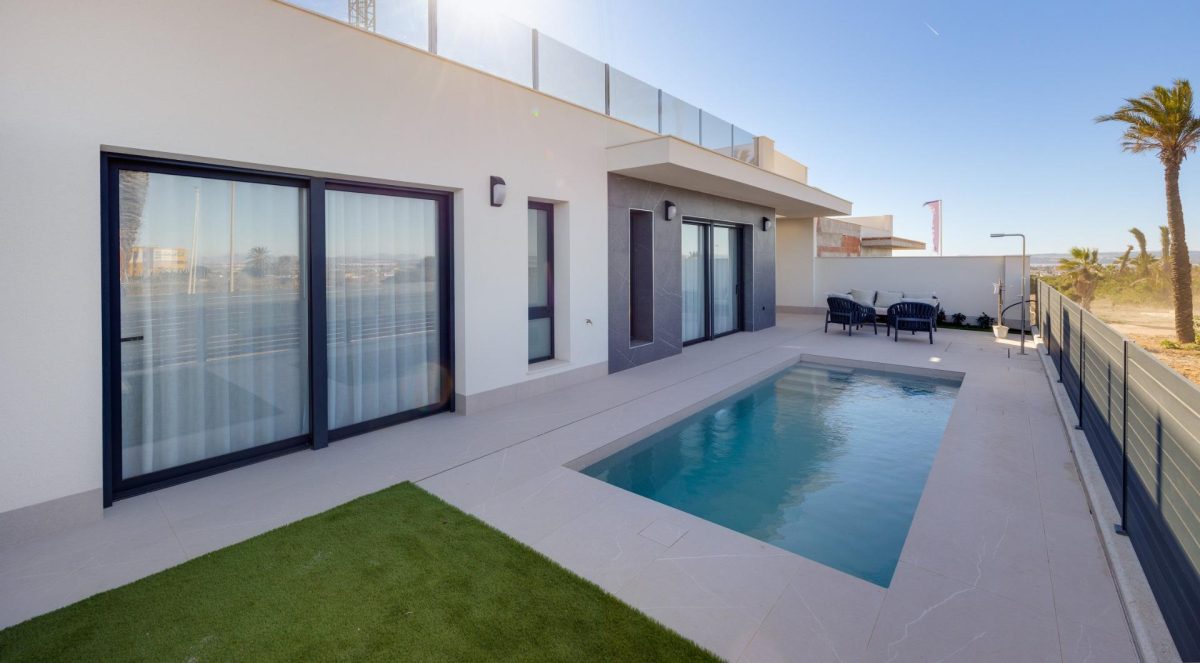 Exclusiva Villa en Torrevieja: Lujo, Comodidad y Proximidad al Mar — Foto 1