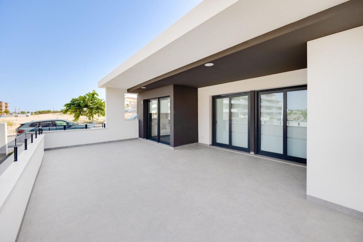 Moderno Ático en San Miguel de Salinas con Solarium y Terraza Privadas — Foto 1