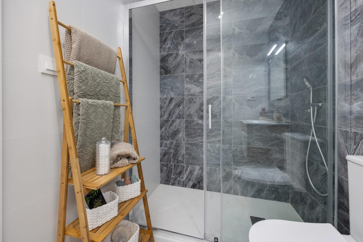 Moderno Ático en San Miguel de Salinas con Solarium y Terraza Privadas — Foto 16