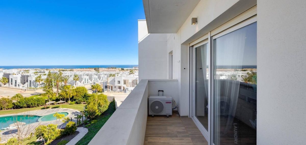 Ático de 3 dormitorios con vistas al mar y gran solárium en Punta Prima — Foto 17