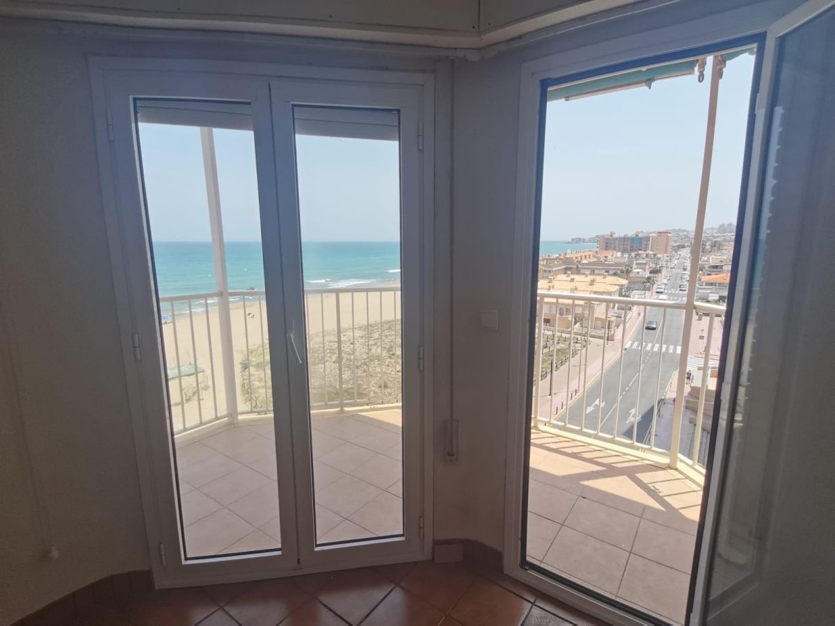 Apartamento en primera línea de playa (La Mata, Torrevieja) — Foto 10