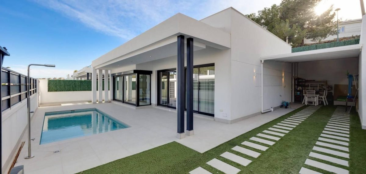 Chalet independiente de 3 dormitorios con piscina privada y solarium en Pinar de Campoverde — Foto 1