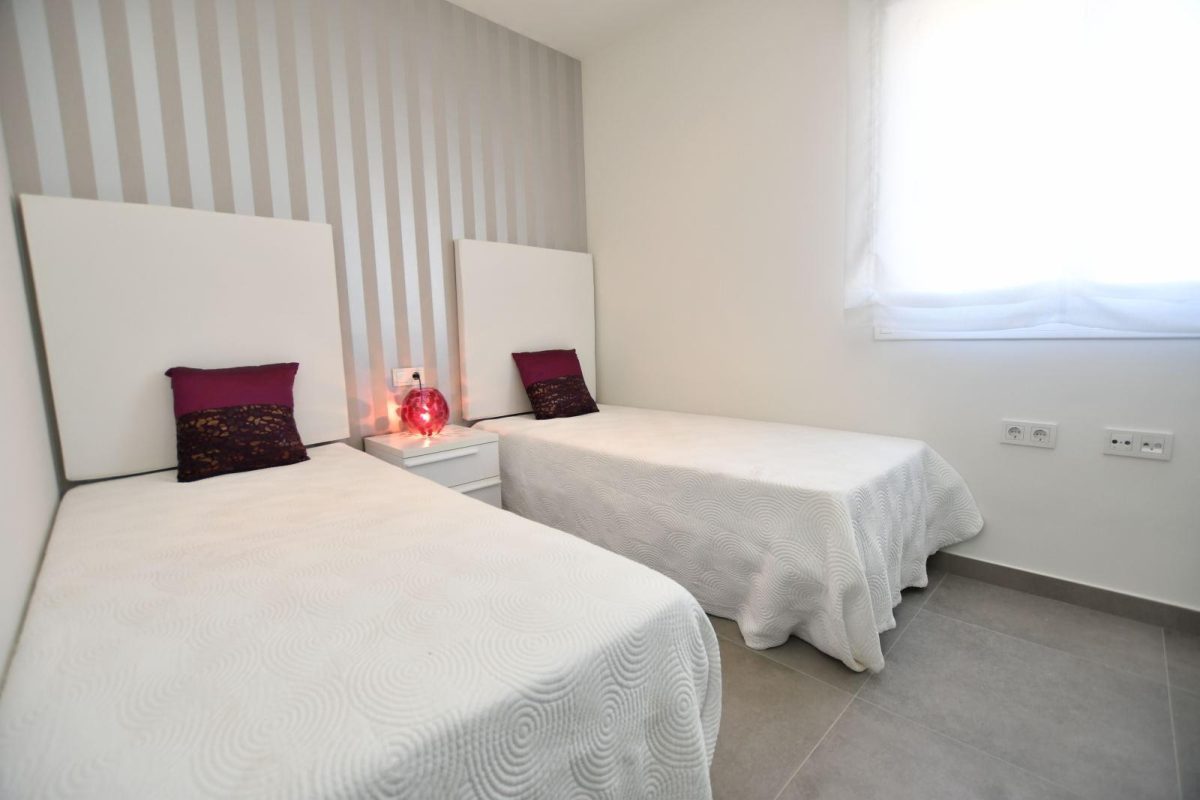 Bungalow con Vistas al Mar y Amplio Solarium en San Miguel de Salinas — Foto 11