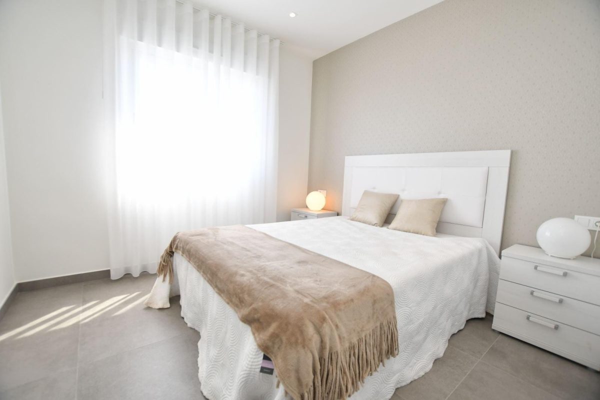 Bungalow con Vistas al Mar y Amplio Solarium en San Miguel de Salinas — Foto 10