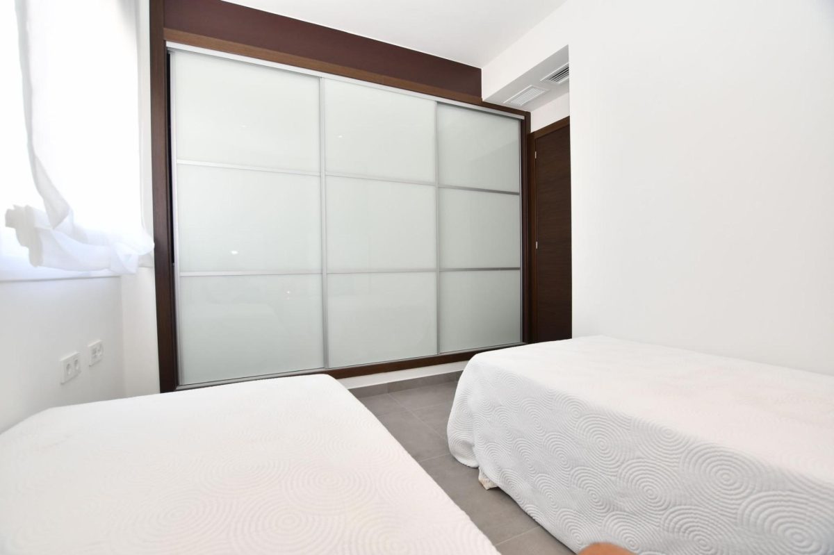 Bungalow con Vistas al Mar y Amplio Solarium en San Miguel de Salinas — Foto 12